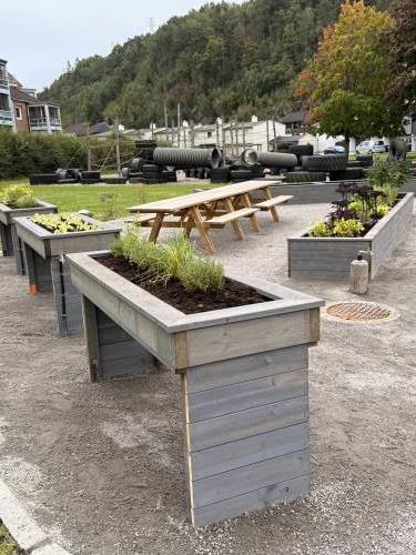 Høye plantekasser. En del av hagens universelle utforming.